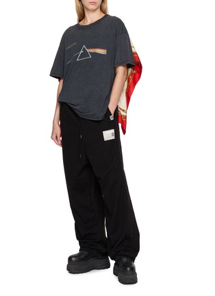 模特儿示范图 - 点击放大 - DISCOVERED - Scarf Panel Band T-Shirt