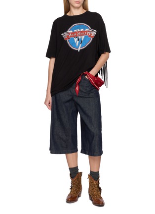 模特儿示范图 - 点击放大 - DISCOVERED - Fringe Back Graphic Band T-Shirt