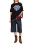 模特儿示范图 - 点击放大 - DISCOVERED - Fringe Back Graphic Band T-Shirt