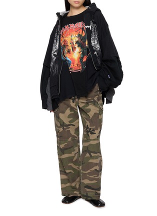 模特儿示范图 - 点击放大 - DISCOVERED - Spliced Looping Thread Band T-Shirt
