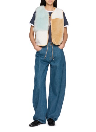 模特儿示范图 - 点击放大 - ROSA MOSA - Patchwork Shearling Vest