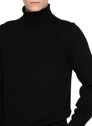  - J∞QUALITY  - Turtleneck Knit Sweater