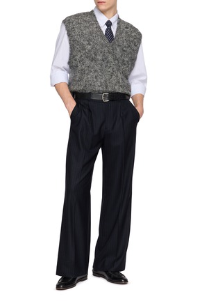 模特儿示范图 - 点击放大 - J∞QUALITY  - V-Neck Wool Knit Vest