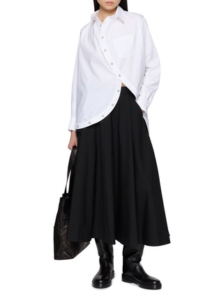 模特儿示范图 - 点击放大 - ANREALAGE - Striped Asymmetrical Curved Hem Shirt