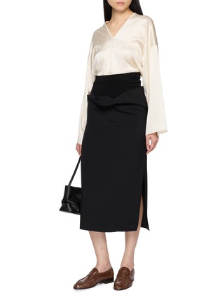 模特儿示范图 - 点击放大 - MS MIN - V-Neck Fluid Long Sleeve Top