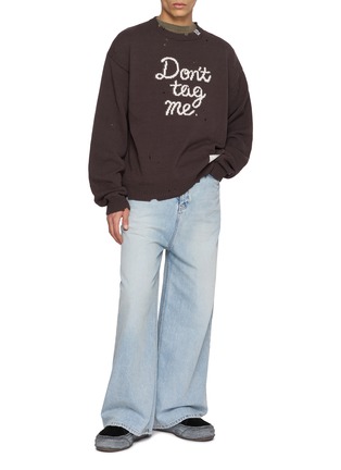 模特儿示范图 - 点击放大 - MIHARA YASUHIRO - Lettered Distressed Knit Sweater