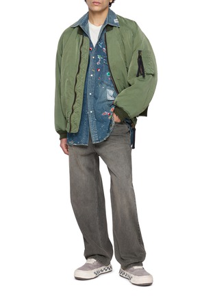 模特儿示范图 - 点击放大 - MIHARA YASUHIRO - Sticker Denim Shirt