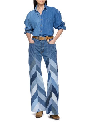 模特儿示范图 - 点击放大 - E.L.V. DENIM - Farrah Chevron Patchwork Flared Jeans