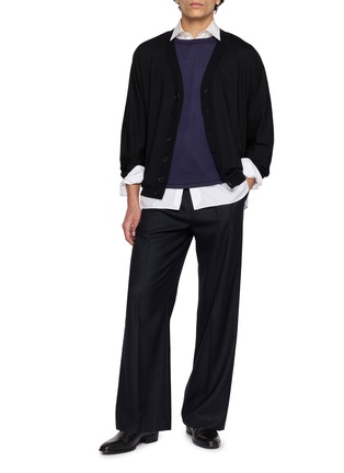 模特儿示范图 - 点击放大 - GOOD PEOPLE GOOD STITCHING GOOD PRODUCT - V-Neck Buttoned Knit Cardigan