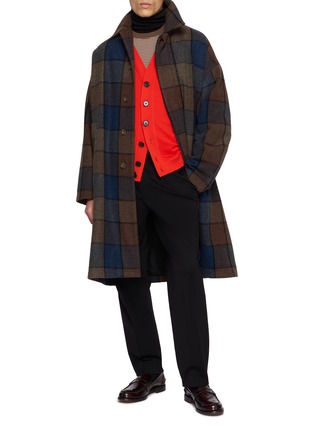 模特儿示范图 - 点击放大 - GOOD PEOPLE GOOD STITCHING GOOD PRODUCT - V-Neck Buttoned Knit Cardigan
