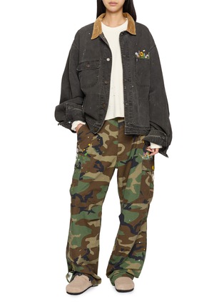 模特儿示范图 - 点击放大 - SUNDAYFRUITMARKET - Logo Embroidered Upcycled Button Up Jacket