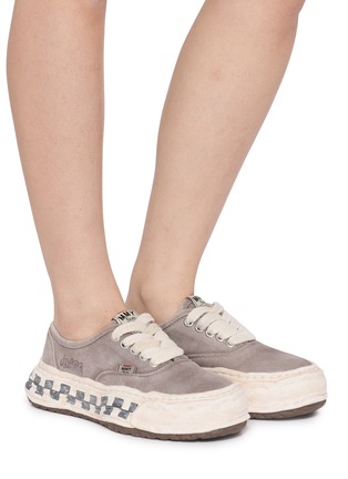 模特儿示范图 - 点击放大 - MIHARA YASUHIRO - BAKER 26 Graffiti Sole Women's Sneakers