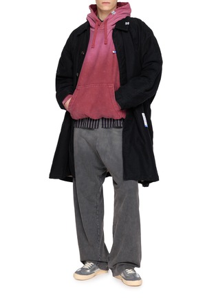 模特儿示范图 - 点击放大 - MIHARA YASUHIRO - Distressed Faded Terry Hoodie