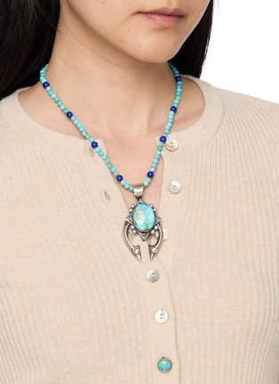 模特儿示范图 - 点击放大 - TIHWA JEWELRY - Silver Turquoise Cabochon Sculptural Pendant