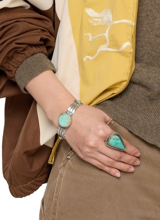 模特儿示范图 - 点击放大 - TIHWA JEWELRY - Silver Turquoise Teardrop Statement Ring — US 9.5