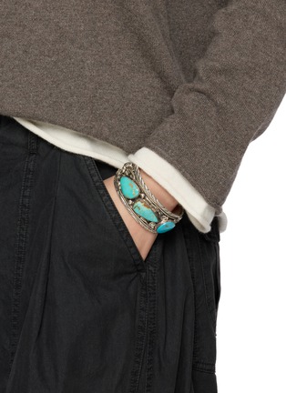 模特儿示范图 - 点击放大 - TIHWA JEWELRY - Large Silver Turquoise Cuff