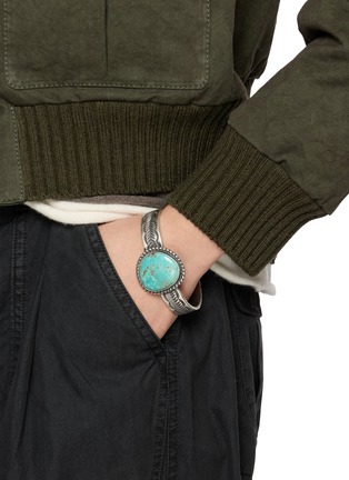 模特儿示范图 - 点击放大 - TIHWA JEWELRY - Extra Large Silver Turquoise Cuff