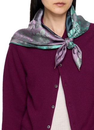模特儿示范图 - 点击放大 - KATLIAX ACC - Jacquard Floral Silk Square Scarf