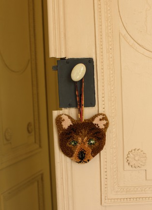 细节 –点击放大 - DOING GOODS - Archie Check Bear Wool Gift Hanger