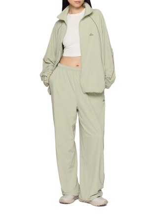 模特儿示范图 - 点击放大 - NIKESKIMS - NikeSKIMS STRETCH NYLON 拉链立领夹克