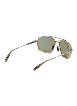 模特儿示范图 - 点击放大 - AKONI EYEWEAR - Metal Pathfinder Aviator Sunglasses