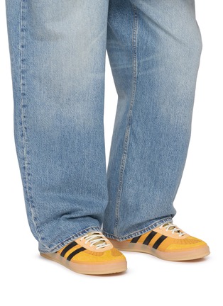 模特儿示范图 - 点击放大 - ADIDAS - X Bad Bunny Gazelle Indoor