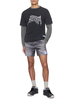模特儿示范图 - 点击放大 - SATISFY - MothTech™ Long Sleeve Scorpion Print T-Shirt