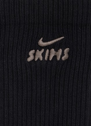细节 - 点击放大 - NIKESKIMS - NikeSKIMS Dri-Fit™ Pilates Grip Crew Sock