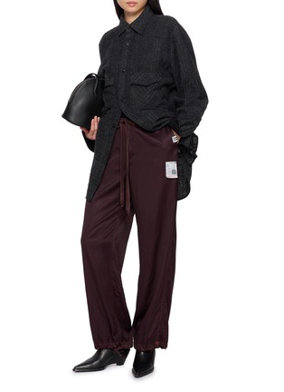 模特儿示范图 - 点击放大 - MIHARA YASUHIRO - Drawstring Waistband Label Detail Satin Pants