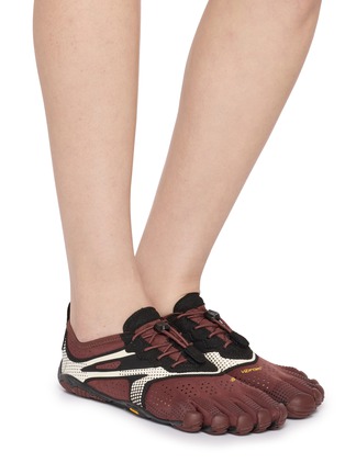 模特儿示范图 - 点击放大 - VIBRAM FIVEFINGERS - V-Run Five-Finger Shoes