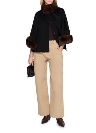 模特儿示范图 - 点击放大 - CHEVITE - Sable Trim Cape