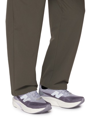 模特儿示范图 - 点击放大 - NEW BALANCE - FuelCell Rebel V5 Low Top Men's Sneakers
