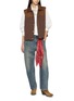 模特儿示范图 - 点击放大 - MO&CO. - Washed Barrel Leg Jeans with Bandana