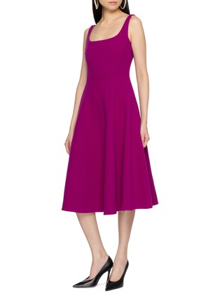 模特儿示范图 - 点击放大 - NANA JACQUELINE - Square Neck Flared Midi Dress