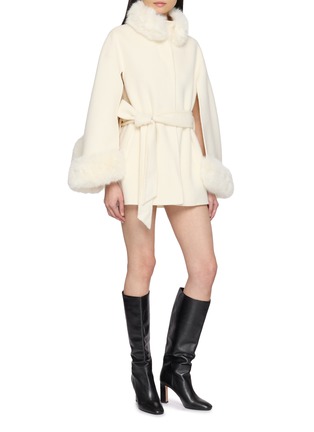 模特儿示范图 - 点击放大 - NANA JACQUELINE - Fur Trim Belted Double Faced Wool Cape Coat