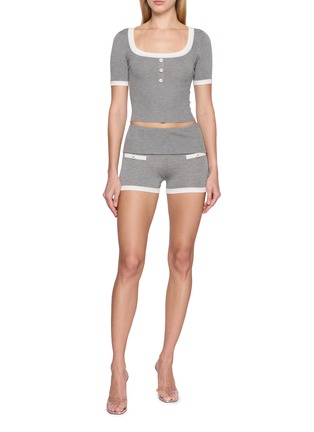 模特儿示范图 - 点击放大 - NANA JACQUELINE - Slim Fit Contrast Trim Knit Shirt