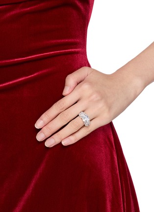 模特儿示范图 - 点击放大 - NANA JACQUELINE - Cushion Cut Diamond Ring
