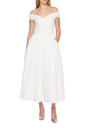 模特儿示范图 - 点击放大 - NANA JACQUELINE - Off Shoulder Button Front Cropped Top