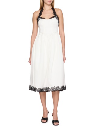 模特儿示范图 - 点击放大 - NANA JACQUELINE - Contrast Lace Halter Neck Midi Dress