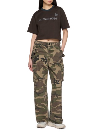 模特儿示范图 - 点击放大 - AND WANDER - Reflective Logo Cropped T-Shirt