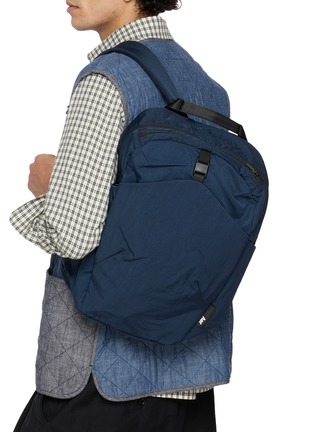 模特儿示范图 - 点击放大 - AER - Go Pack 2 Backpack