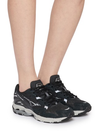 模特儿示范图 - 点击放大 - MIZUNO - Wave Rider 10 Unisex Sneakers