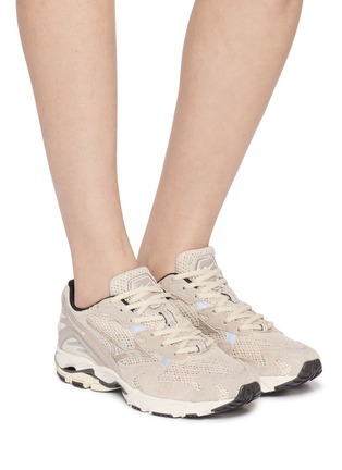 模特儿示范图 - 点击放大 - MIZUNO - Wave Rider 10 Unisex Sneakers