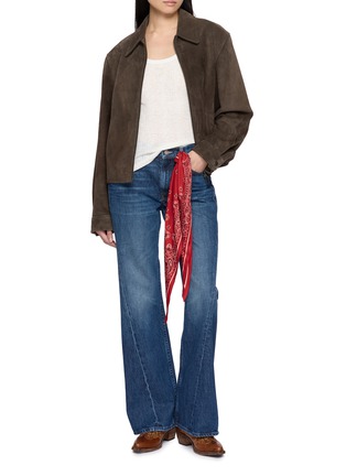 模特儿示范图 - 点击放大 - MOTHER - The Bookie Twist Sneak Dark Wash Jeans