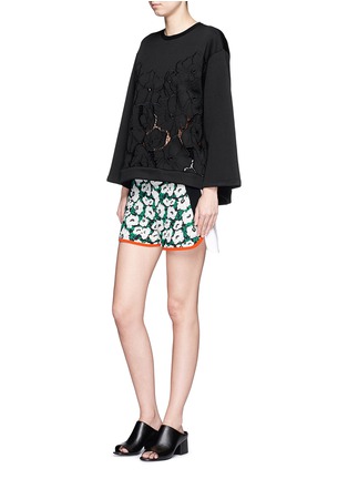 模特儿示范图 - 点击放大 - STELLA MCCARTNEY - 镂空花卉刺绣宽松卫衣