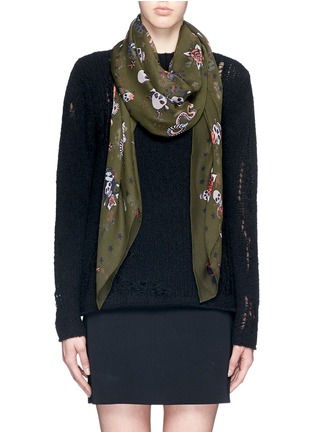 模特示范图 - 点击放大 - ALEXANDER MCQUEEN - 骷髅头心形桑蚕丝围巾