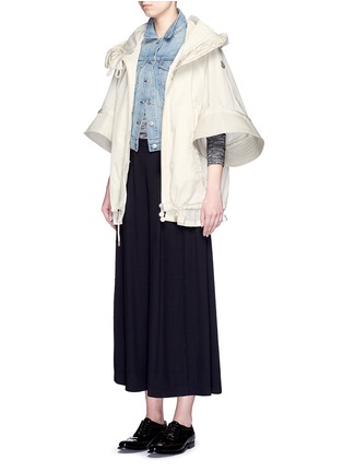 模特儿示范图 - 点击放大 - MONCLER - HIBISCUS喇叭袖绗缝连帽夹克