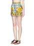 模特示范图 - 点击放大 - DOLCE & GABBANA - 陶瓷柠檬印花真丝短裤