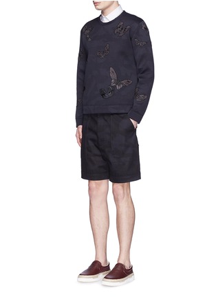 模特儿示范图 - 点击放大 - VALENTINO GARAVANI - 迷彩暗花蝴蝶拼贴上衣