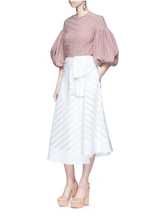 模特儿示范图 - 点击放大 - ROSIE ASSOULIN - 拼色格纹灯笼袖泡泡纱上衣